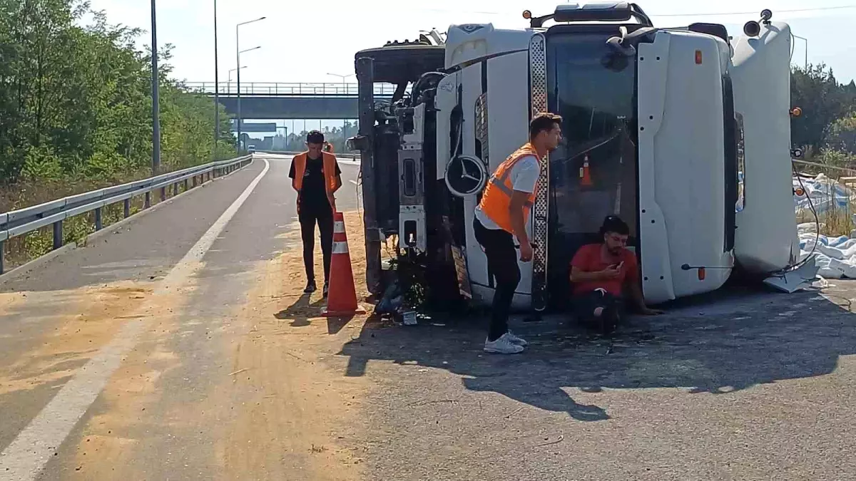 Düzce’de Tır Devrildi: Sürücü Yaralandı