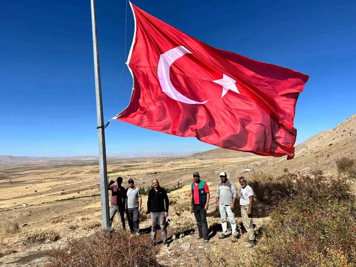 Çanakpınar’da Dev Türk Bayrağı Törenle Asıldı