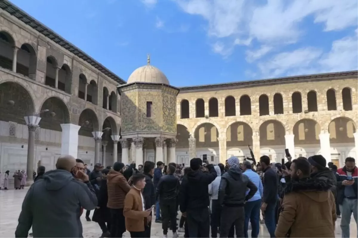 Şam Emevi Camii’nde cuma namazında izdiham! Çok sayıda ölü ve yaralı